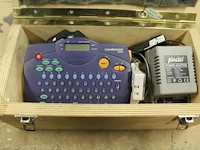 Labelmanager dymo met poweradapter en meerdere cassettes in houten kist. - afbeelding 1 van  1