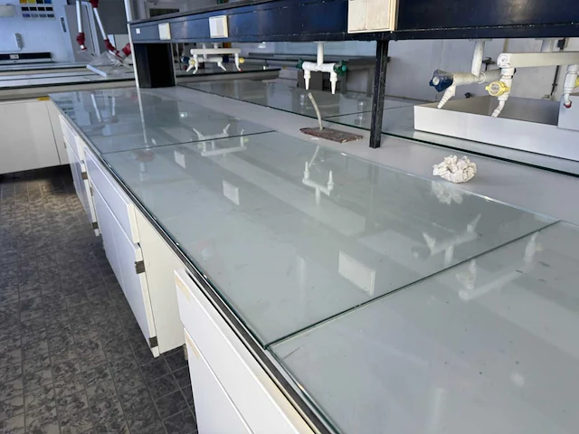 Laboratorium met afzuiging - afbeelding 2 van  25