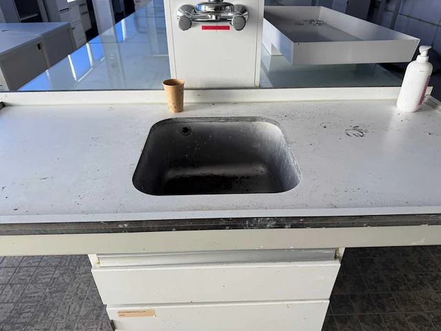 Laboratorium met afzuiging - afbeelding 4 van  25