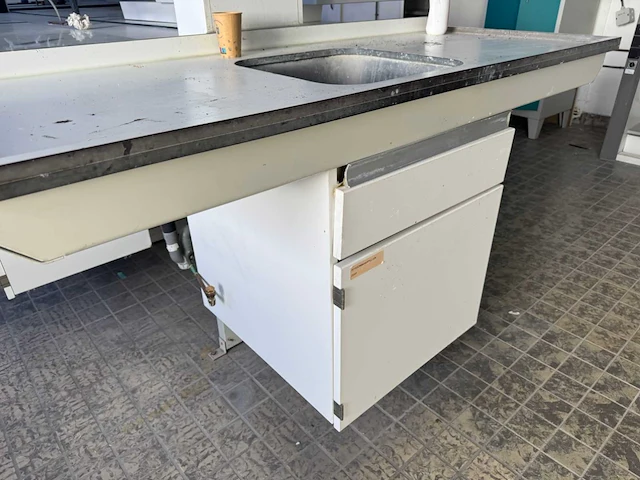 Laboratorium met afzuiging - afbeelding 5 van  25