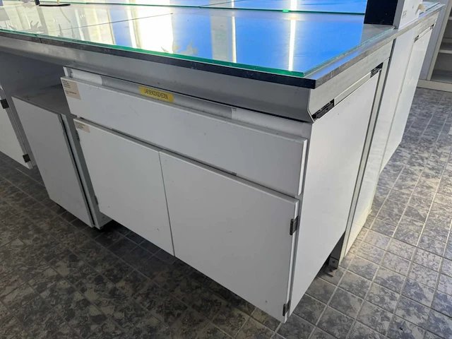 Laboratorium met afzuiging - afbeelding 9 van  25