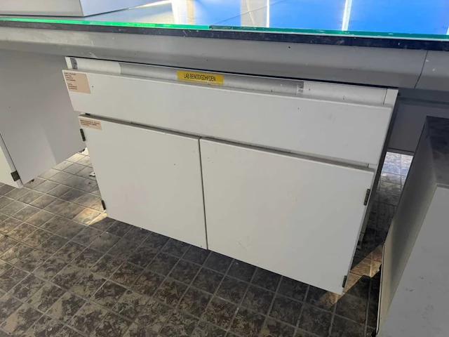 Laboratorium met afzuiging - afbeelding 10 van  25