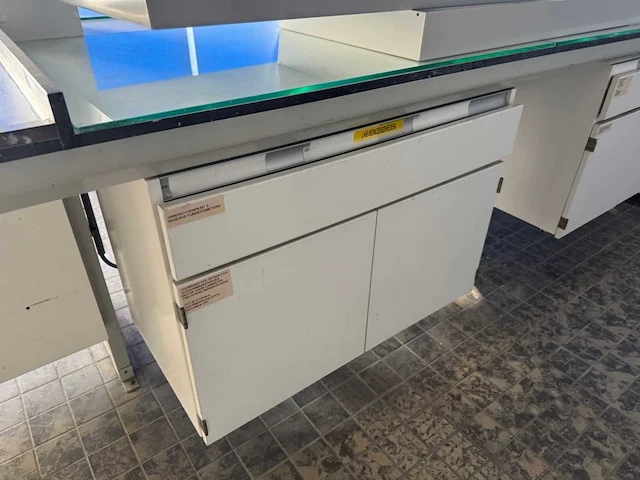 Laboratorium met afzuiging - afbeelding 11 van  25