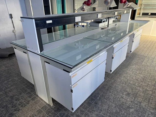 Laboratorium met afzuiging - afbeelding 1 van  25