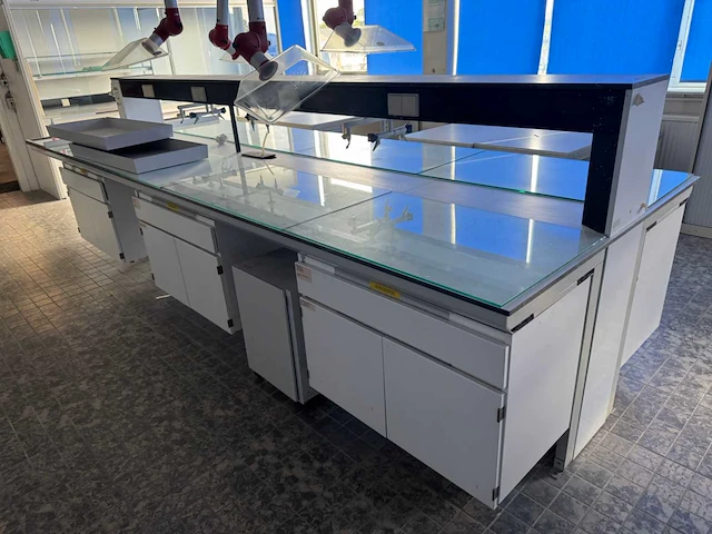 Laboratorium met afzuiging - afbeelding 12 van  25
