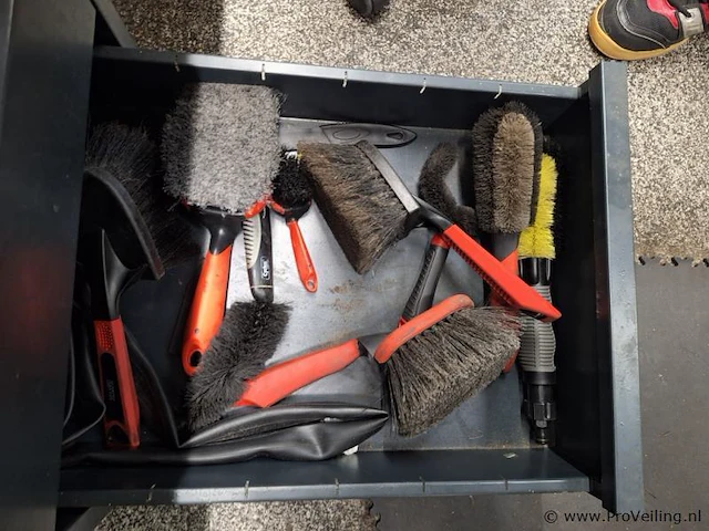 Ladekast incl. inhoud beslaande uit o.a. hbm popnageltang & handbezems - afbeelding 2 van  4