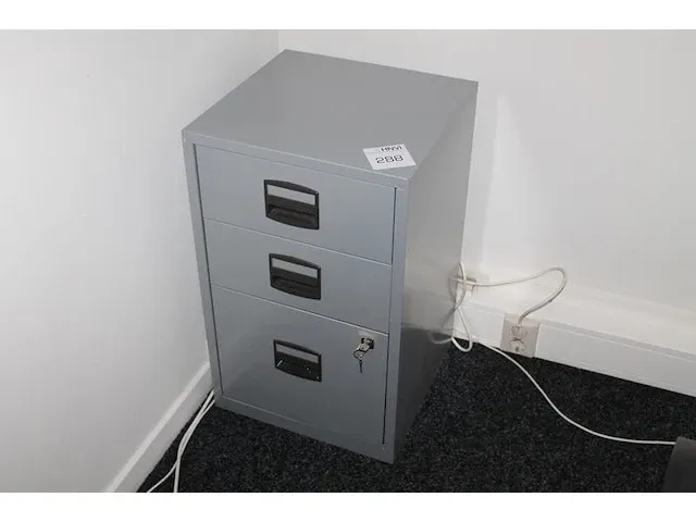 Ladekast met 3 laden. afmeting 41 x 40 cm. hoogte 67 cm. - afbeelding 1 van  2