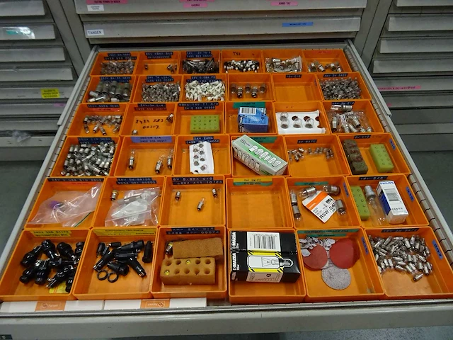 Ladekast met inhoud (6x) - afbeelding 29 van  58