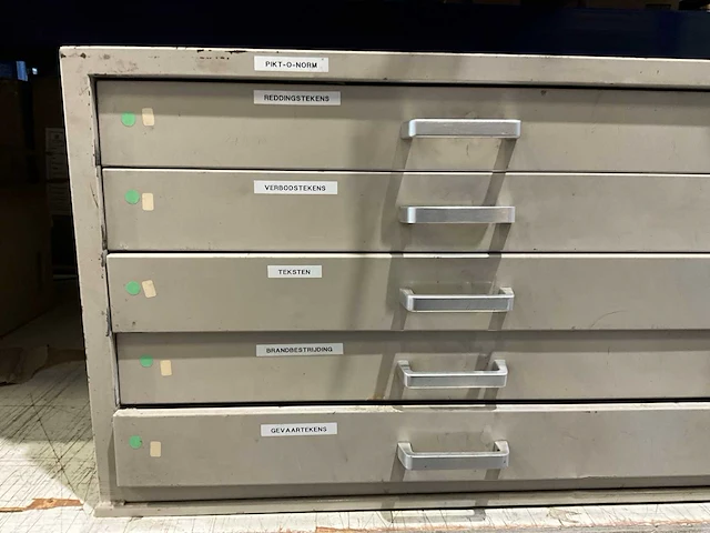 Ladekast met inhoud - afbeelding 4 van  9
