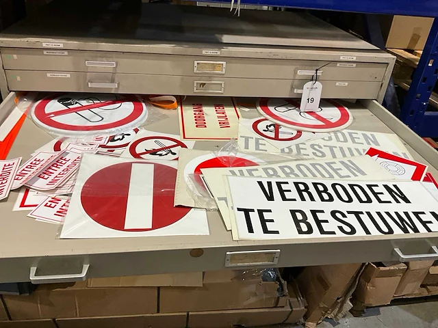 Ladekast met inhoud - afbeelding 7 van  9