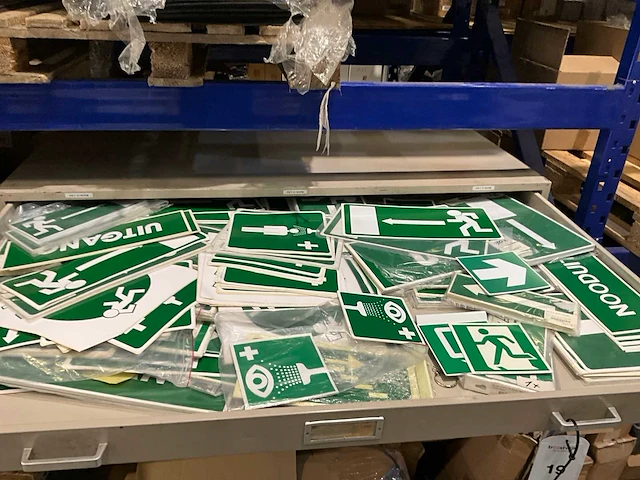 Ladekast met inhoud - afbeelding 9 van  9