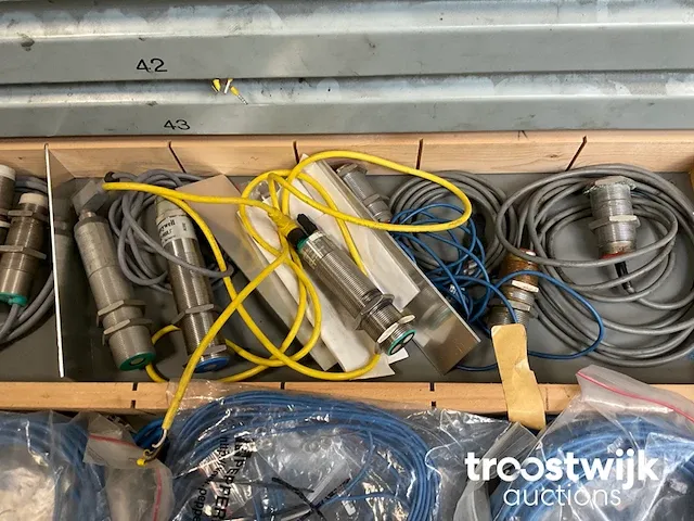 Ladekast met inhoud - afbeelding 2 van  17