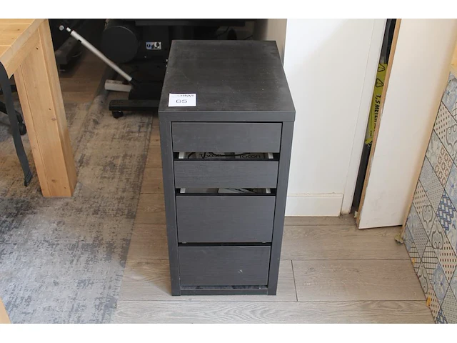 Ladenkast 35 x 45 x 50 cm met enkele kantoormaterialen. - afbeelding 1 van  2