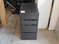 Ladenkast 35 x 45 x 50 cm met enkele kantoormaterialen. - afbeelding 1 van  2