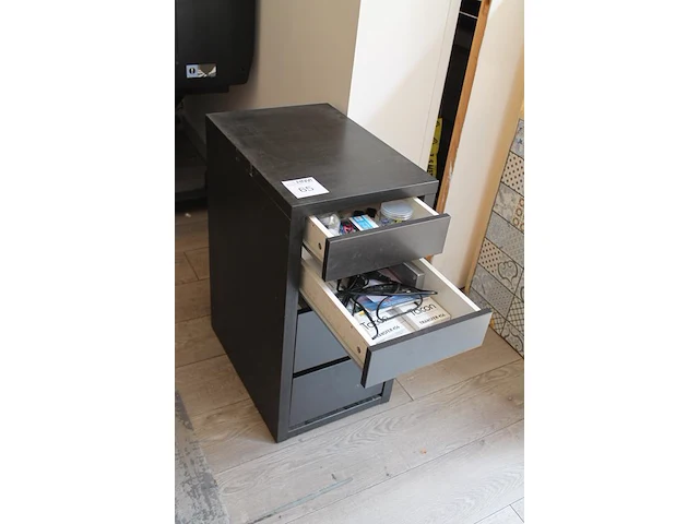 Ladenkast 35 x 45 x 50 cm met enkele kantoormaterialen. - afbeelding 2 van  2
