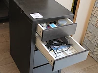 Ladenkast 35 x 45 x 50 cm met enkele kantoormaterialen. - afbeelding 2 van  2