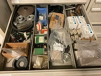 Ladenkast met machine onderdelen (2x) - afbeelding 2 van  22