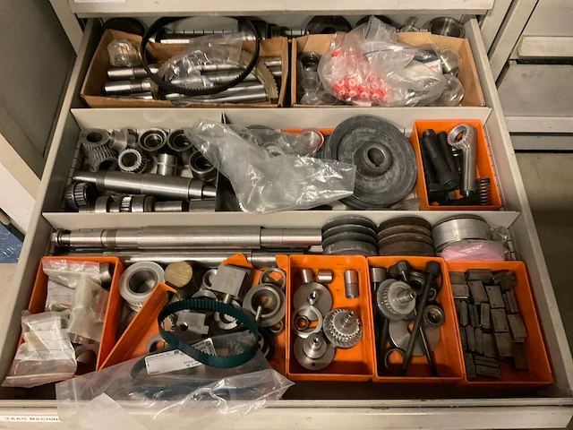 Ladenkast met machine onderdelen (2x) - afbeelding 4 van  22