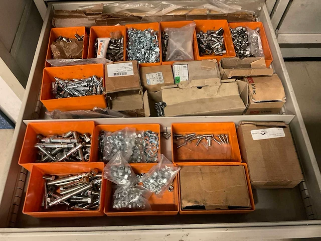 Ladenkast met machine onderdelen (2x) - afbeelding 5 van  22