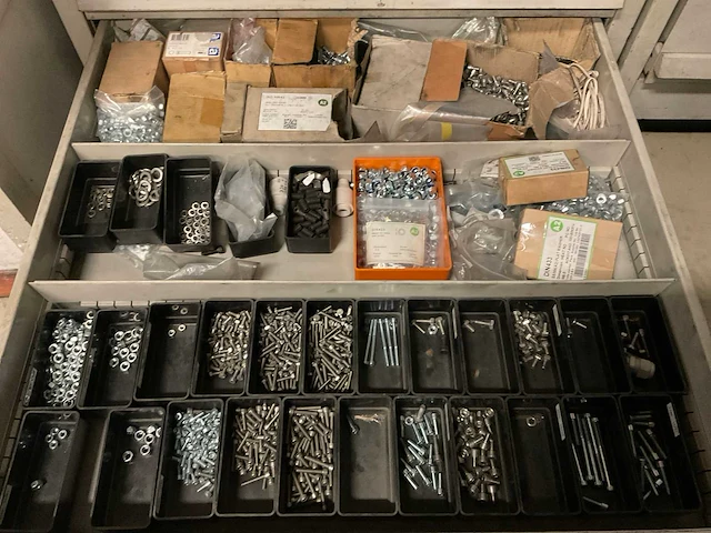 Ladenkast met machine onderdelen (2x) - afbeelding 6 van  22