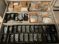Ladenkast met machine onderdelen (2x) - afbeelding 6 van  22