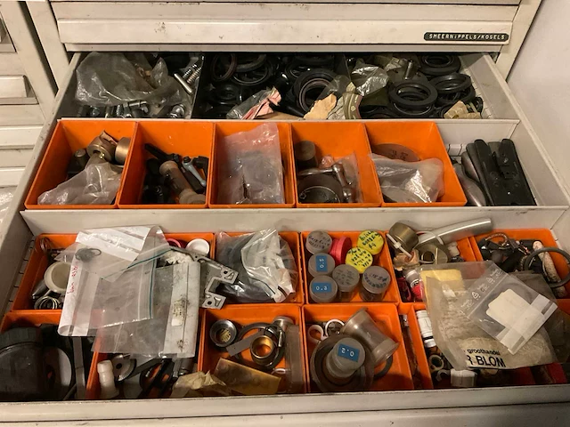Ladenkast met machine onderdelen (2x) - afbeelding 9 van  22