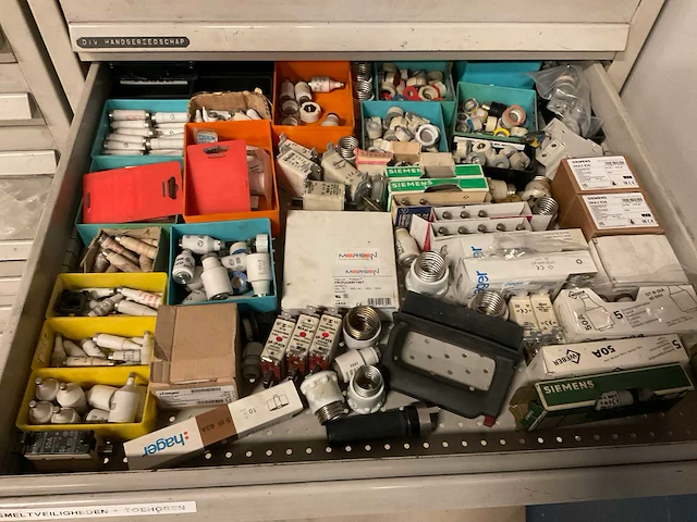 Ladenkast met machine onderdelen (2x) - afbeelding 10 van  22