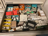Ladenkast met machine onderdelen (2x) - afbeelding 10 van  22