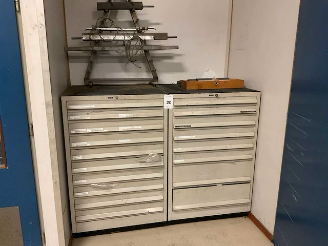 Ladenkast met machine onderdelen (2x) - afbeelding 1 van  22