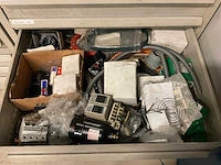 Ladenkast met machine onderdelen (2x) - afbeelding 14 van  22