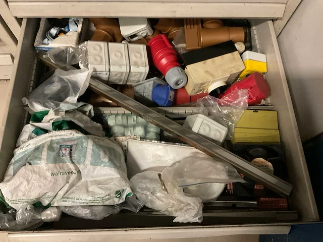 Ladenkast met machine onderdelen (2x) - afbeelding 15 van  22