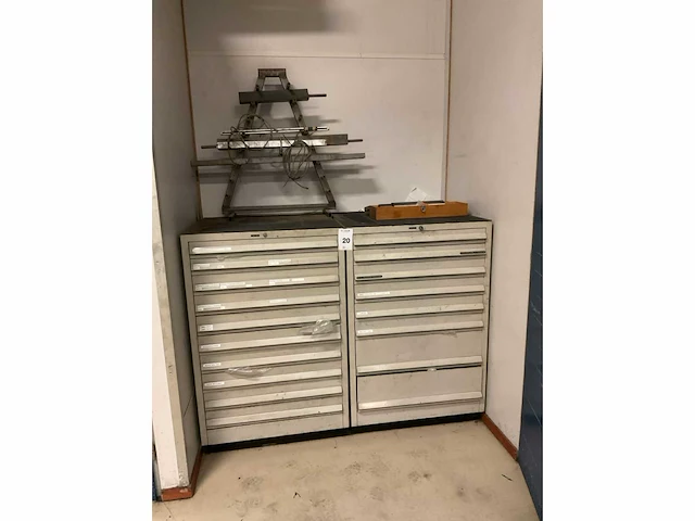 Ladenkast met machine onderdelen (2x) - afbeelding 12 van  22