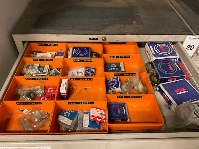 Ladenkast met machine onderdelen (2x) - afbeelding 18 van  22