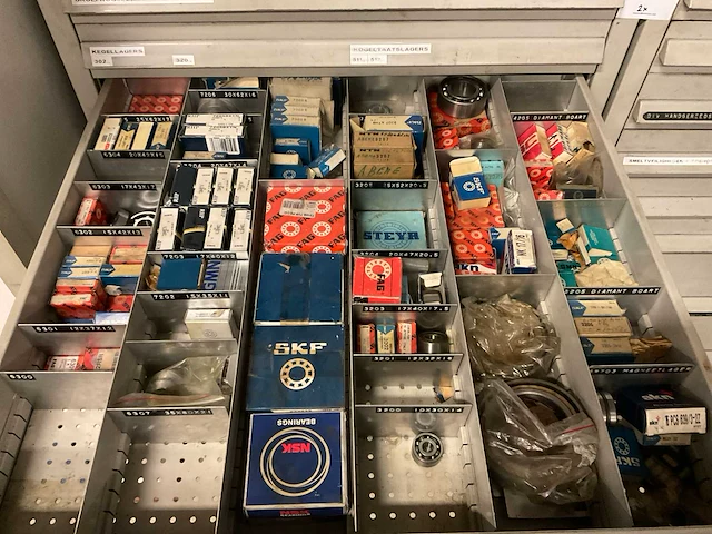 Ladenkast met machine onderdelen (2x) - afbeelding 20 van  22