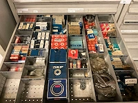 Ladenkast met machine onderdelen (2x) - afbeelding 20 van  22
