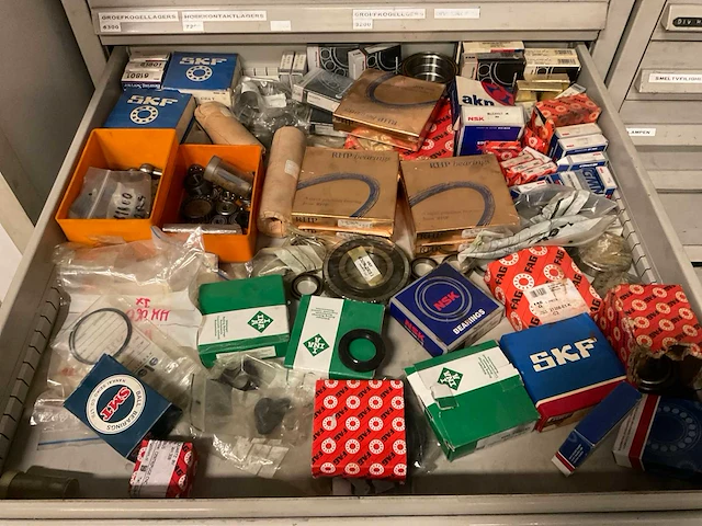 Ladenkast met machine onderdelen (2x) - afbeelding 21 van  22