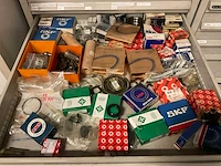 Ladenkast met machine onderdelen (2x) - afbeelding 21 van  22