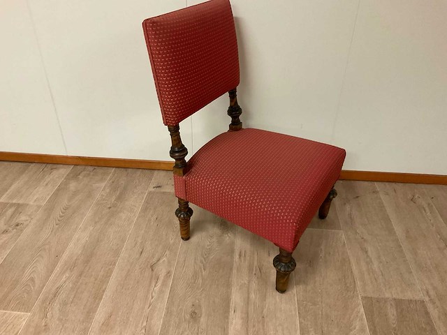 Lage stoel met bolpootjes - afbeelding 1 van  4