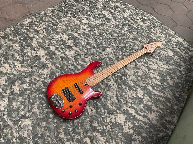 Lakland gitaar - afbeelding 2 van  8