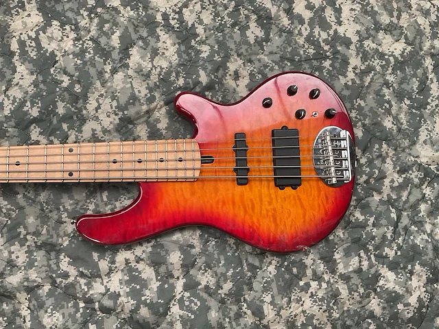 Lakland gitaar - afbeelding 5 van  8