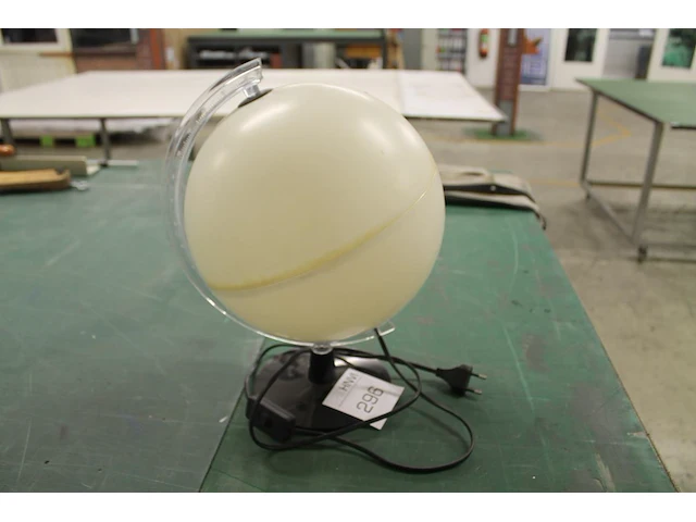 Lamp in de vorm van een wereldbol. let op! werking onbekend. - afbeelding 1 van  1