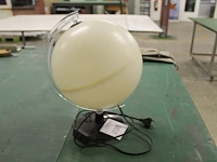 Lamp in de vorm van een wereldbol. let op! werking onbekend. - afbeelding 1 van  1