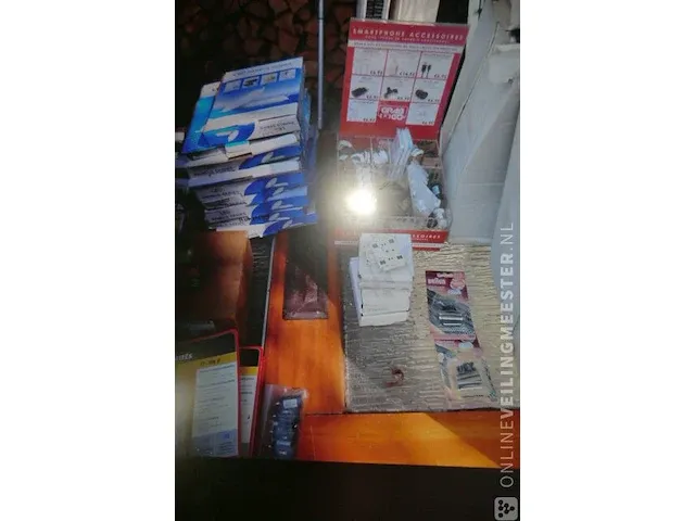 Lampen - audio kabels - rekenmachine-lader - smartphone assecore van de heg - texas - elro - varta - afbeelding 7 van  10