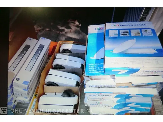 Lampen - audio kabels - rekenmachine-lader - smartphone assecore van de heg - texas - elro - varta - afbeelding 8 van  10