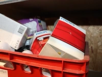 Lampen in diverse maten en uitvoeringen in kunststof krat. - afbeelding 2 van  2