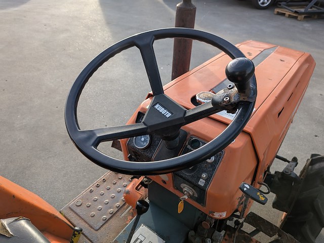 Land- of bosbouwtrekker kubota, d8200, bouwjaar 1987 - afbeelding 11 van  29
