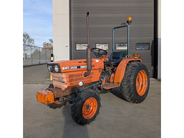Land- of bosbouwtrekker kubota, d8200, bouwjaar 1987 - afbeelding 1 van  29