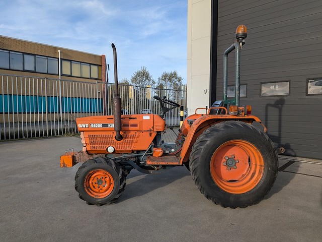 Land- of bosbouwtrekker kubota, d8200, bouwjaar 1987 - afbeelding 12 van  29