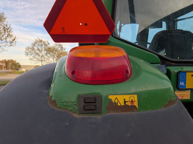 Land- of bosbouwtrekker met voorlader en grondbak john deere, 6230 premium, bouwjaar 2007 - afbeelding 8 van  46