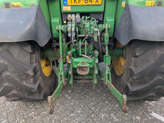 Land- of bosbouwtrekker met voorlader en grondbak john deere, 6230 premium, bouwjaar 2007 - afbeelding 9 van  46